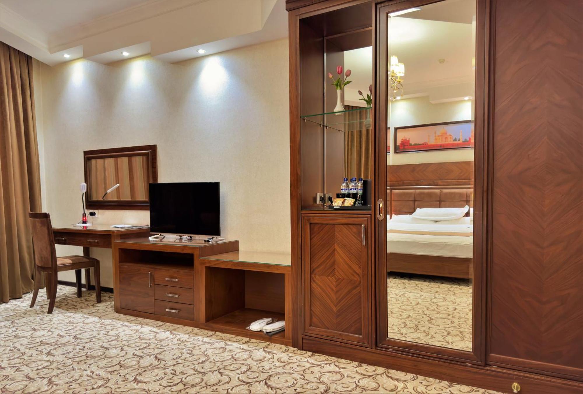 Hotel Sultan Qarshi ภายนอก รูปภาพ